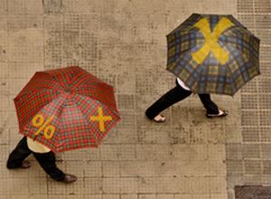 Deux personnes marchant dans la rue tenant chacun un parapluie ouvert avec des signes %, + et x