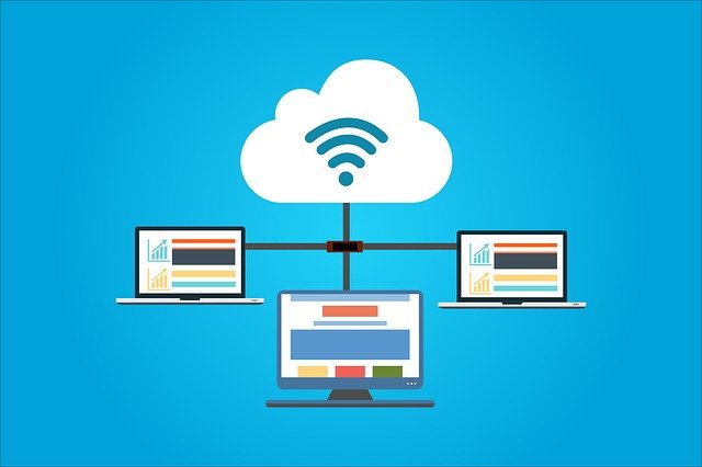 un cloud connecté à 3 ordinateurs arrière-plan bleu